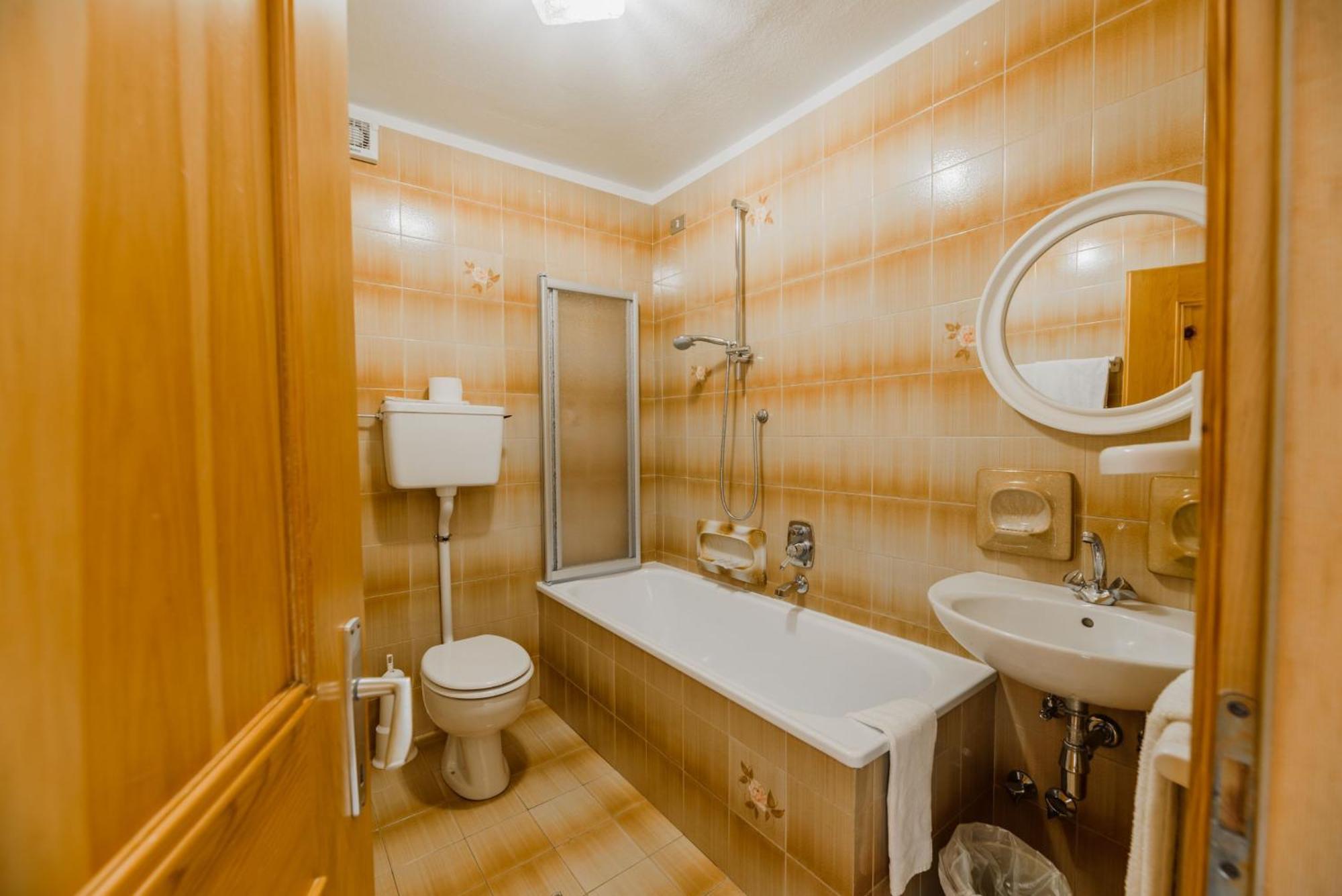 Hotel Garni Rosengarten Pera Luaran gambar